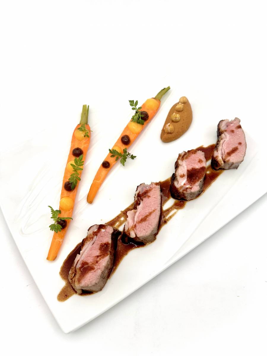 Filets de pigeons rôtis à basse température, lard de colonnata, cuisses confites, compotée de fenouil au curry doux et lait de coco, girolles poêlées, fruits rouges acidulés, jus corsé